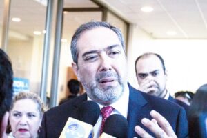 Cuestionan integración de Carlos Bianchi en Comisión de Asignaciones del Senado