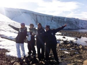 Brasileños asumieron desafío y probaron menta Halls con agua fría en la Antártica