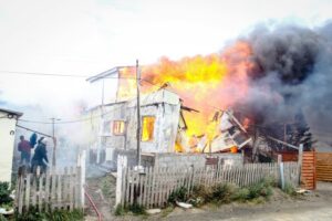 Cuatro viviendas destruidas por el fuego y diez damnificados dejó dantesco incendio