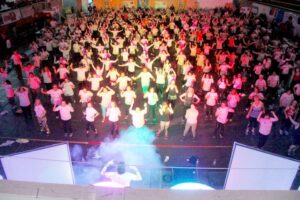 Más de 900 mujeres participaron de zumbatón para celebrar su día