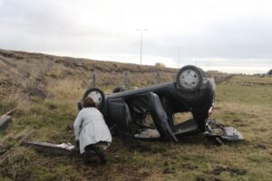 Milagrosa salvada de mujer que volcó en la Avenida Frei