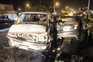 Detenido tras chocar autos estacionados