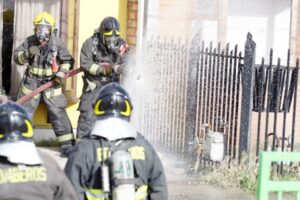 Dueño de casa chocó con su auto el medidor de gas y originó una fuga