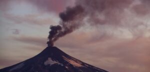 Volcán Villarrica nuevamente registra actividad: densa columna de cenizas emana desde el cráter