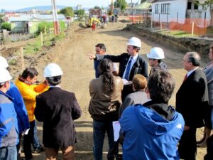 Visitan primeras obras de pavimentación en calle Vicente Pérez Barría