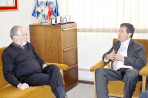 Alcalde de Punta Arenas emprendió viaje al Vaticano donde se reunirá con el Papa
