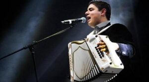 Cantante mexicano fue baleado por piropear a mujer que se encontraba en el público