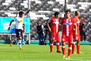 Comenzó trascendental duelo entre Colo Colo y la Universidad Católica