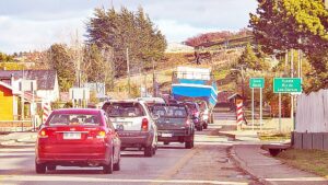 Transporte de lancha pesquera provocó corte de cables y congestión
