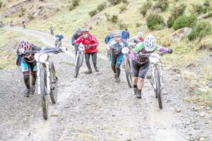 Ciclistas desafiaron el barro y la lluvia en la primera fecha del MTB