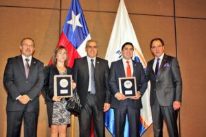 Máxima autoridad del Ministerio Público distinguió  a fiscal y técnico jurídico de Punta Arenas