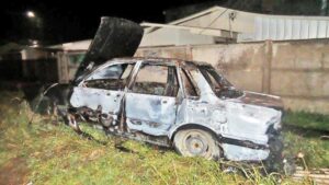 Desconocidos quemaron auto y pudieron ocasionar tragedia