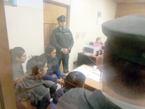 Cuatro jóvenes fueron detenidos portando arma de fuego y cuchillos