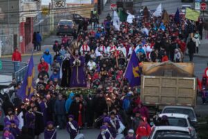 Masiva participación de fieles católicos en el Vía Crucis