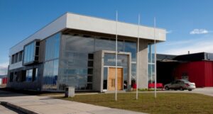 Dueño de administradora de ZF se querella por injurias y refuerza ofensiva judicial