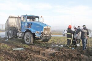 Un camionero lesionado en violenta colisión ocurrida en el cruce de las avenidas Ibáñez y Frei