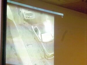 Condenan a dos jóvenes por quemar vehículo