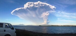 Volcán Calbuco entra en erupción: Ordenan evacuación de sectores cercanos