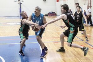 Continúa la competencia del maxibásquetbol en el Gimnasio Sokol