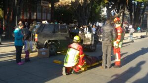Conductora perdió el control de vehículo y terminó chocando un poste frente a la plaza de Armas
