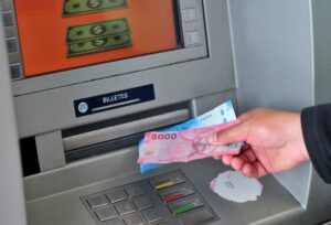 Nueva estafa con tarjetas de crédito afectó a adulto mayor