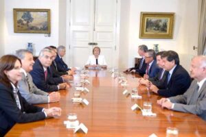 Bachelet se reúne con presidentes de partidos para analizar alegatos de Chile ante La Haya