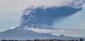 Volcán Calbuco registra tercer pulso eruptivo y obliga nueva evacuación