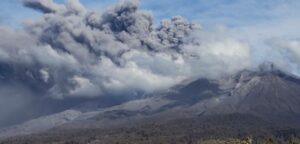 Gobierno pide exclusión total de cercanías del Calbuco y no descarta explosiones con mayor energía