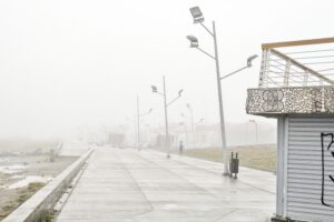 Densa niebla causó demoras en vuelos y colisión matutina