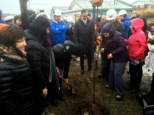 Familias de Punta Arenas instalaron la primera piedra de un nuevo conjunto habitacional