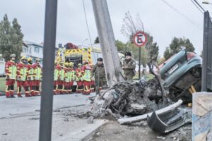 Joven muere al estrellar auto robado: con  riesgo vital una menor que iba de acompañante