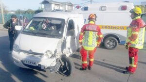 Problema mecánico terminó  con furgón contra poste