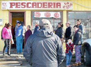 Extensas filas en pescaderías de Punta Arenas fueron la tónica en Viernes Santo