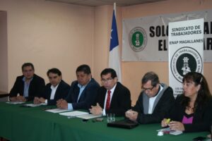 Trabajadores de ENAP concuerdan con seremi y piden transparentar tarifas