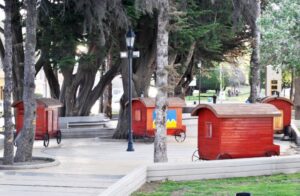 La lenta reactivación de los carros de artesanía en Colón con Bories