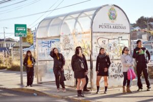 Refugios peatonales muestran huellas del vandalismo y esconden historias inimaginables