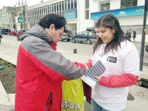 Jóvenes voluntarios en ayuda de damnificados