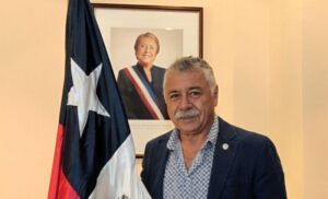 Gobierno remueve a Carlos Caszely de cargo de agregado de prensa en España
