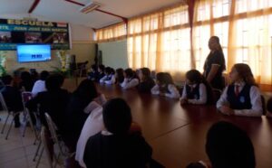 Marinos de base antártica “Arturo Prat” conversan por videoconferencia con escolares en Arica