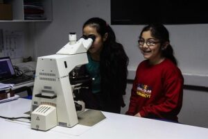 Niñas de Carelmapu realizan pasantía científica en Inach
