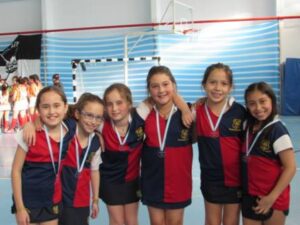 Equipos de hockey femenino del The British School juegan en la Patagonia Argentina