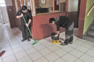 Reanudan las clases en Escuela República de Croacia tras detección de fecas de ratón