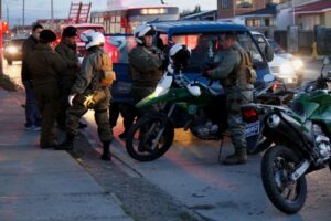 Detienen a dos sujetos que andaban en camión robado