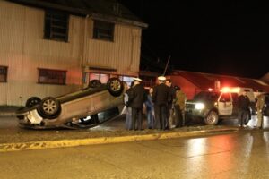 Oficial de la Armada protagonizó accidente con volcamiento en la costanera