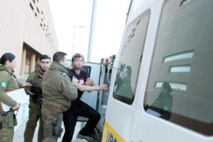 Detienen a hombre que agredió y amenazó con cuchillo a su pareja