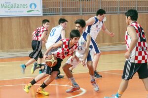 Con encuentros en todas  las categorías continúa la  competencia del básquetbol