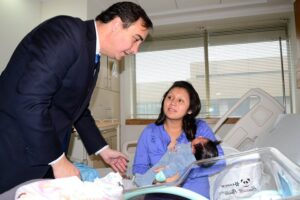 Intendente visitó hospital regional para felicitar a  nuevas madres en su día