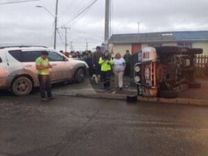 Dos lesionados en violenta colisión con volcamiento