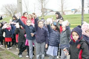Niños de la Escuela España regalaron su arte