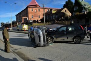 Segundo accidente con volcamiento en menos de 48 horas en la Costanera 21 de Mayo
